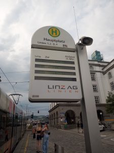 tablica z rozkładem jazdy w dostępnym mieście Linz