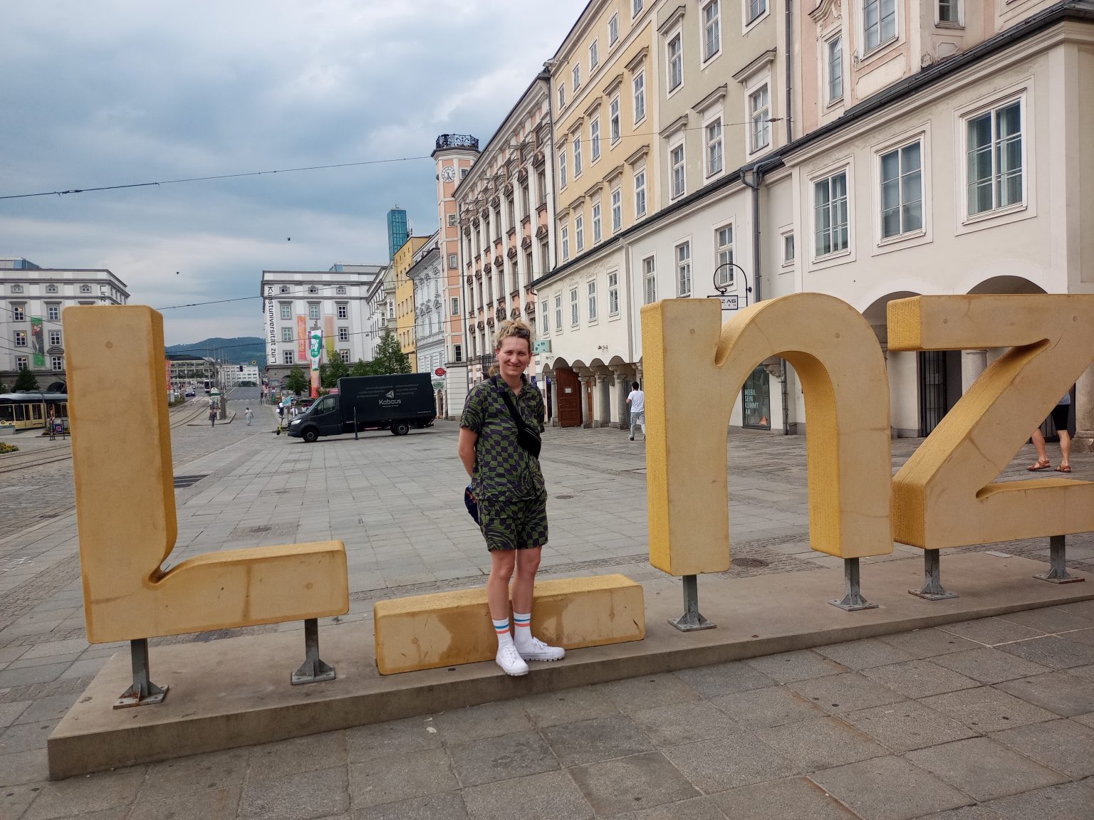 Dostępny Linz, widok Rynku Głównego i autorka bloga Turystyka Dostępna Aneta Bilnicka