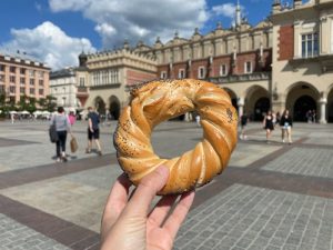 obwarzanek krakowski na tle Sukiennic