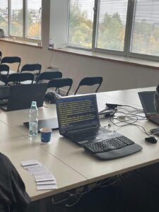 komputer wykorzystywany do tworzenia napisów na żywo podczas Konferencja Sensorycznie i na serio 2025