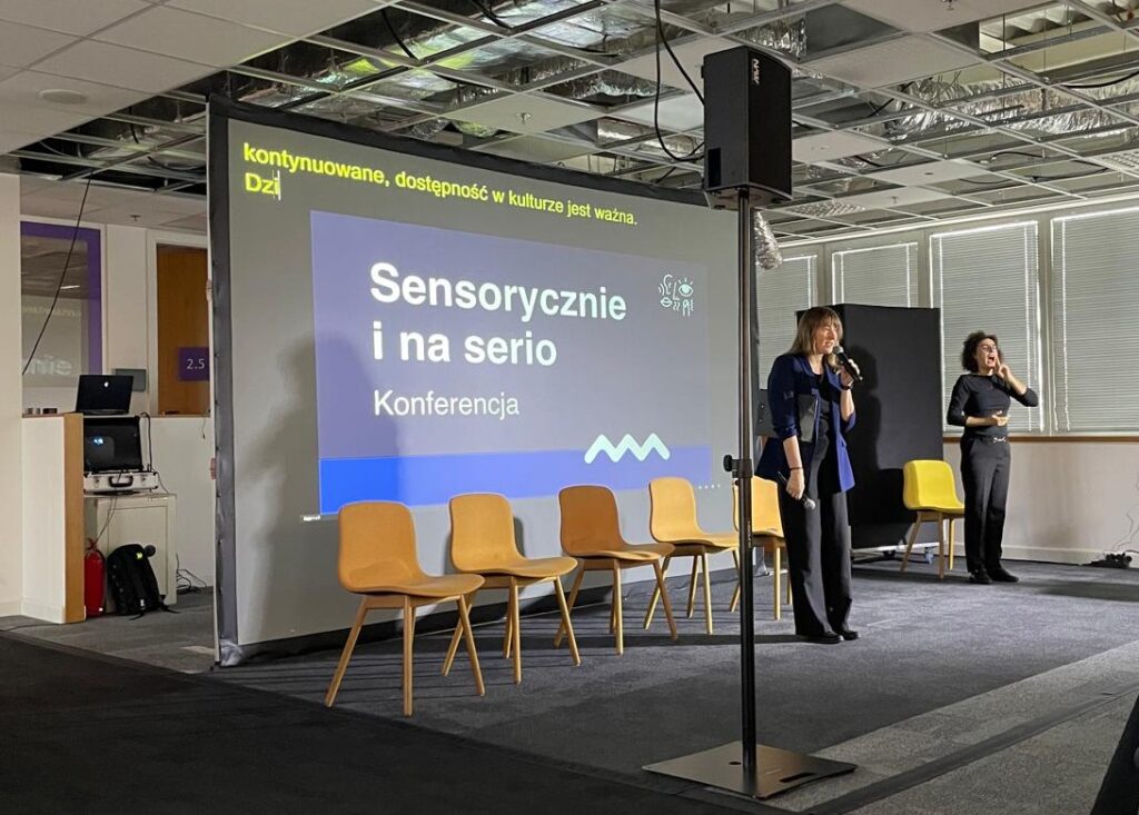 Na pierwszym planie wyświetlona prezentacja Sensorycznie i na serio