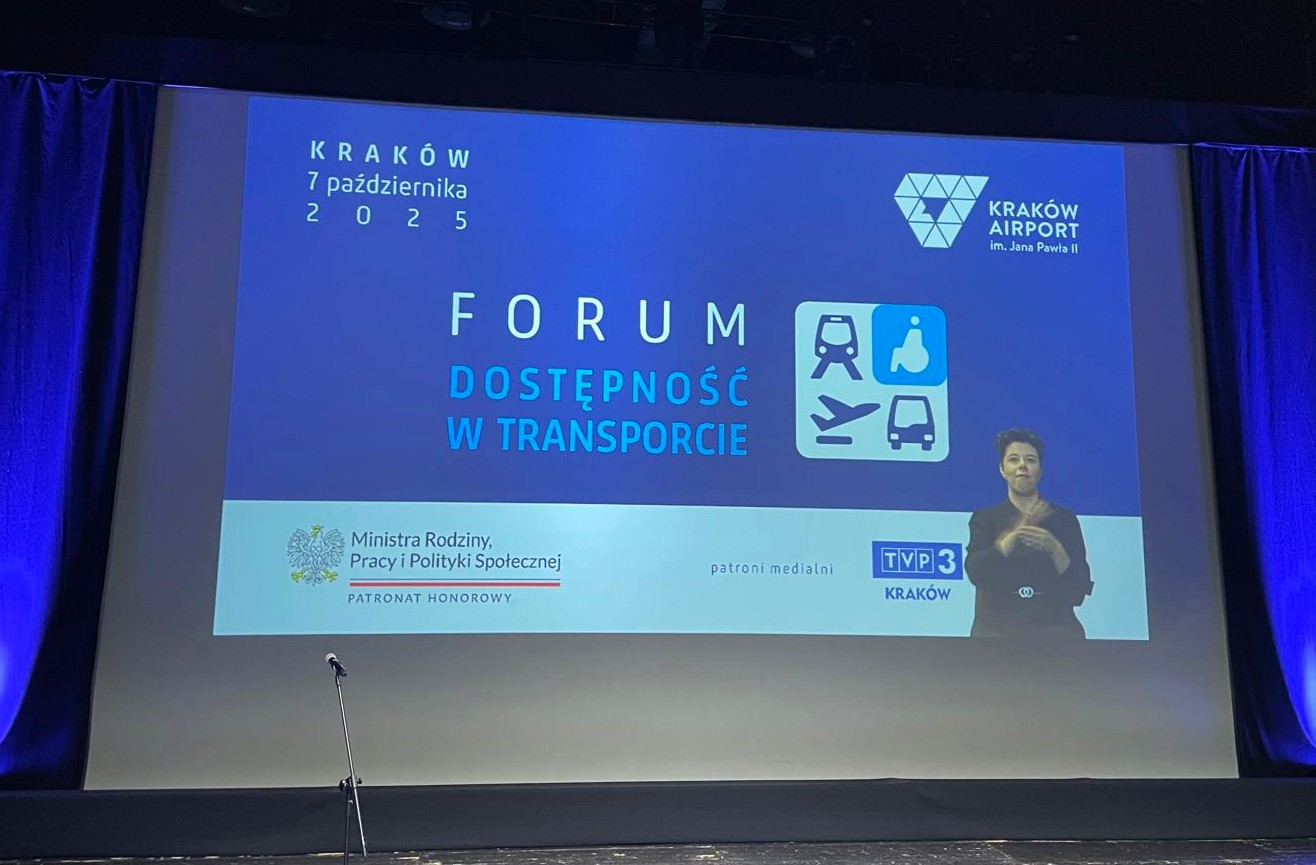 slajd nazwą Drugiego Forum Dostępności w transporcie oraz logo organizatorów czyli Kraków Airport