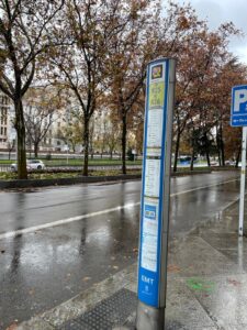 słup przystanku autobusowego na którym widnieje  kolorowy kod NaviLens